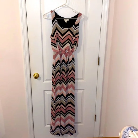 open lace back dress Colorblock Chevron Maxi Dress Black/White main image 0